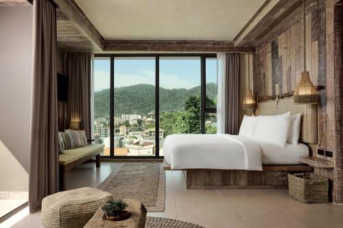 Un ou plusieurs lits dans un hébergement de l'établissement Dinso Resort & Villas Phuket, Vignette Collection by IHG