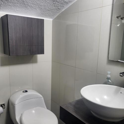 Bilik mandi di LA CASA DEL CABLE -Atractivo Único Apartamento Sector Cable