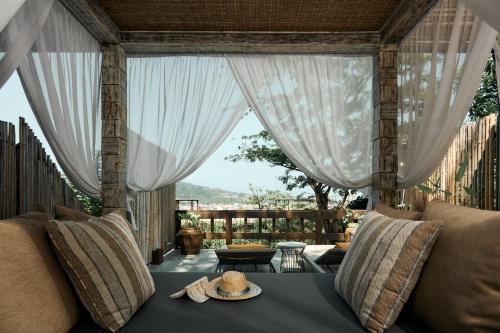 Coin salon dans l'établissement Dinso Resort & Villas Phuket, Vignette Collection by IHG