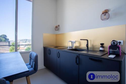 - une cuisine avec un évier et une table dans l'établissement Apartment T3 air-conditioned in house neighborhood Cimiez, à Nice