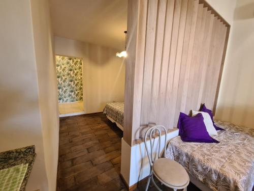 ラ・リオハにあるLA CASA DE LA ALEMのベッドと窓が備わる小さな客室です。