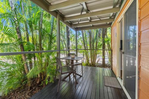 Un balcón o terraza de Tasman Holiday Parks - Airlie Beach
