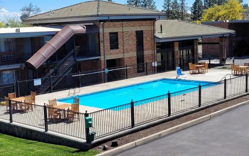 Bazén v ubytování Cerulean Hotel nebo v jeho okolí