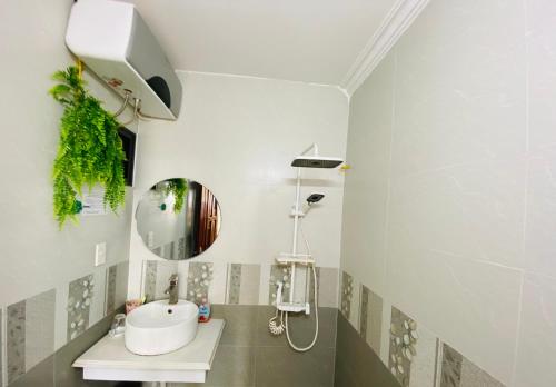 a bathroom with a sink and a mirror at Su Homestay in Cao Bằng
