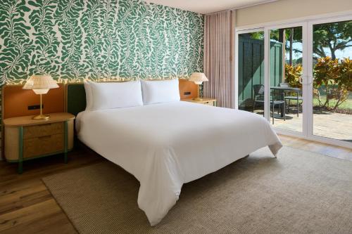 拉海納的住宿－Royal Lahaina Resort & Bungalows，卧室设有一张白色大床和一扇窗户。