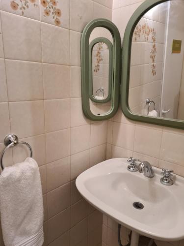 y baño con lavabo y espejo. en LA CASA DE LA ALEM en La Rioja