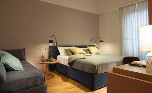 フィレンツェにあるB＆B サンタマリア デル フィオーレのベッドルーム(ベッド1台、ソファ付)