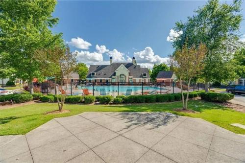 アトランタにあるLuxury Pink Cascades Oasis - Gated Communityの庭にスイミングプールがある家