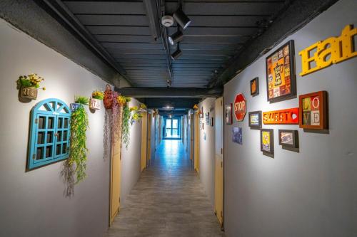 un couloir dans un bâtiment avec des panneaux sur les murs dans l'établissement 大林文旅, à Dalin