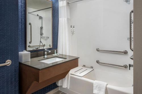 La salle de bains est pourvue d'un lavabo, d'une baignoire et de toilettes. dans l'établissement Fairfield by Marriott Inn & Suites Rome NY, à Rome