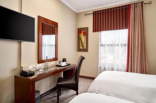 Protea Hotel by Marriott Pretoria Hatfieldにあるベッド