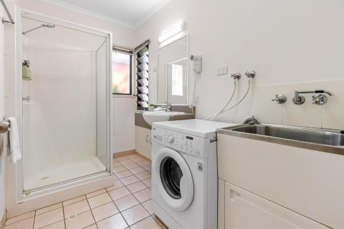 Una cocina o zona de cocina en Tasman Holiday Parks - Airlie Beach