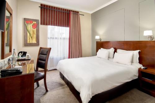 Protea Hotel by Marriott Pretoria Hatfieldにあるベッド