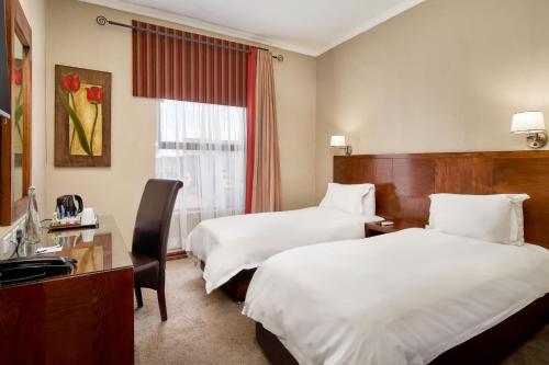 Protea Hotel by Marriott Pretoria Hatfieldにあるベッド