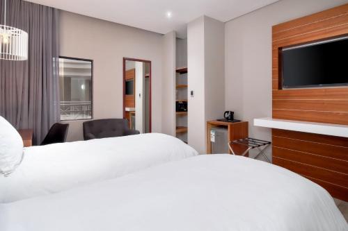 Protea Hotel by Marriott Pretoria Hatfieldにあるベッド