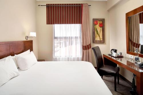 Protea Hotel by Marriott Pretoria Hatfieldにあるベッド