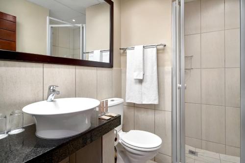 Protea Hotel by Marriott Pretoria Hatfieldにあるバスルーム