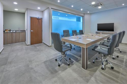 a conference room with a long table and chairs at City Express by Marriott Ciudad de Mexico Aeropuerto in Mexico City