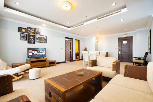 a living room with a couch and a tv at PHU MY HARBOUR HOTEL - Old Golf Phu My Hotel in Phú Mỹ