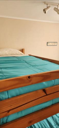 1 dormitorio con 1 cama con marco de madera en Edificio oceanic la serena, en La Serena
