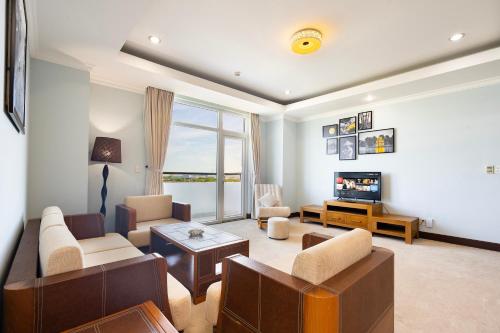 a living room with a couch and a tv at PHU MY HARBOUR HOTEL - Old Golf Phu My Hotel in Phú Mỹ
