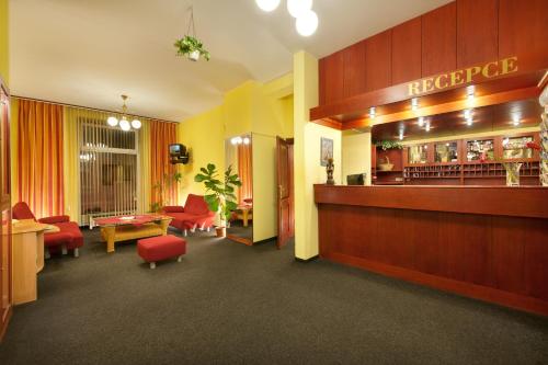 hotelowy hol z barem i restauracją w obiekcie Hotel Henrietta w Pradze