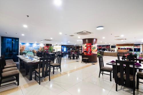 a dining room with tables and chairs in a restaurant at PHU MY HARBOUR HOTEL - Old Golf Phu My Hotel in Phú Mỹ