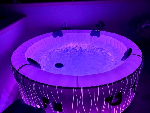bañera de hidromasaje con iluminación púrpura en una habitación en Guest house palermo en Palermo