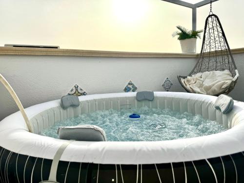 uma banheira de hidromassagem num quarto com um baloiço em Guest house palermo em Palermo