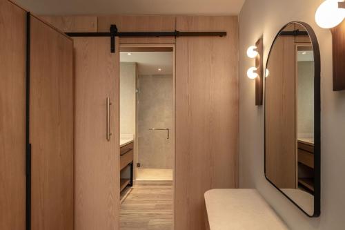 La salle de bains est pourvue d'un miroir et d'un dressing. dans l'établissement Santo Domingo Marriott Hotel Piantini, à Saint-Domingue