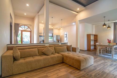 sala de estar con sofá grande y cocina en Dani Vila, 2BR, Pool, enclosed kitchen and living area at Buleleng, North Bali, en Gretek