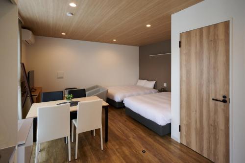 Una cama o camas en una habitación de HOTEL R9 The Yard Kaizu