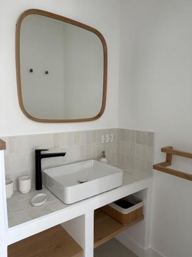 une salle de bain avec un lavabo blanc et un miroir dans l'établissement Studio Verveine, à Aix-en-Provence