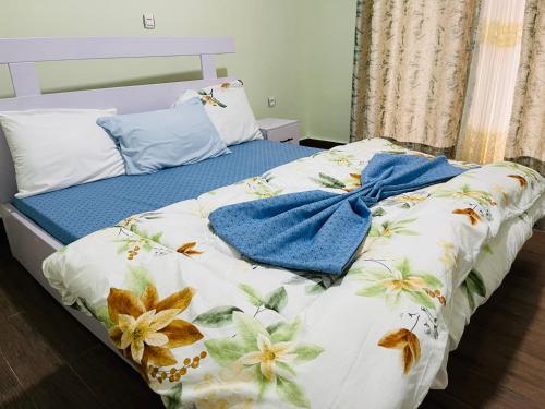 - une chambre avec un lit fleuri dans l'établissement Anelie Appartment, à Gisa