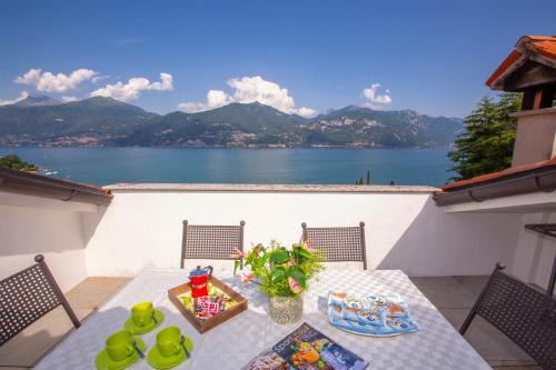 un tavolo su un balcone con vista sull'acqua di Bella Menaggio Panoramica a Menaggio