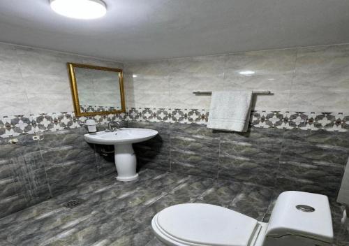łazienka z toaletą i umywalką w obiekcie Gold Pine Hotel and Apartments w mieście Lahaur