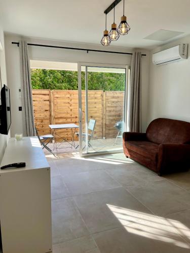 un salon avec un canapé et une table dans l'établissement Charment 2 Pièces indépendant villa, à Mougins