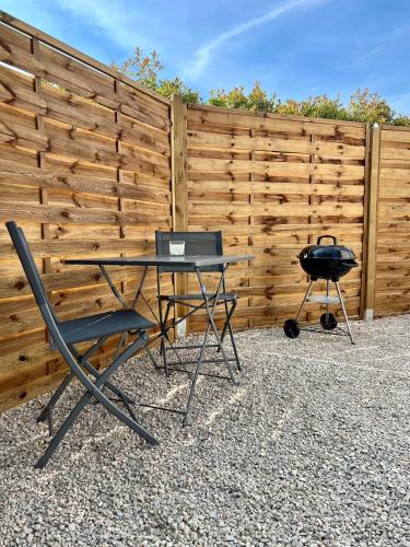 une table avec un grill et une table avec un ordinateur portable dans l'établissement Charment 2 Pièces indépendant villa, à Mougins