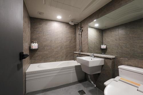 ห้องน้ำของ Jeonju Urban Hotel