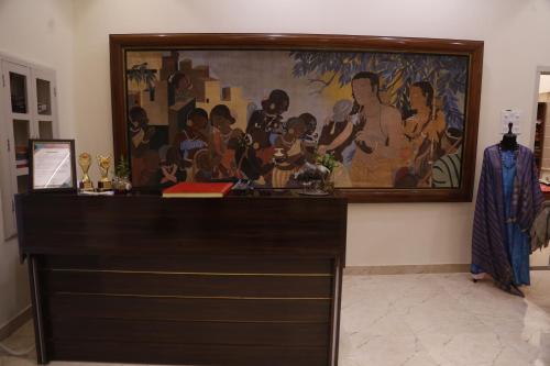 瓦拉纳西HERITAGE HAVELI VARANASI的墙上的一幅画，画的是一群人