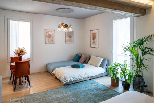 a living room with a couch and a table at Piazza Maggiore Santa Margherita b&b in Bologna