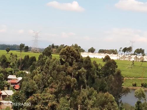 una vista aérea de un campo y un río en Backpackers at Banana Hill, en Nairobi