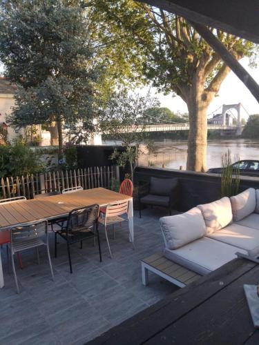 Chalonnes-sur-LoireにあるLe Logis des Mariniersのパティオ(テーブル、ソファ、椅子付)
