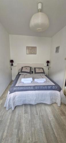 une chambre avec un grand lit dans une pièce dans l'établissement MIMINE, à Sète