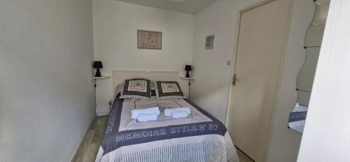 une petite chambre avec un lit avec deux oreillers dans l'établissement MIMINE, à Sète