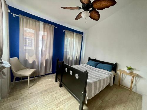 - une chambre avec un lit et un ventilateur de plafond dans l'établissement Quintas del mar Mazatlán, à Mazatlán