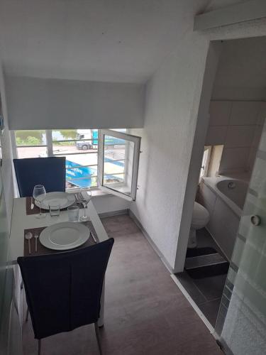 y baño con lavabo, aseo y bañera. en Apartment am Hauptbahnhof Minden, en Minden