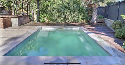 une petite piscine dans un jardin dans l'établissement Frejus Villa, à Fréjus