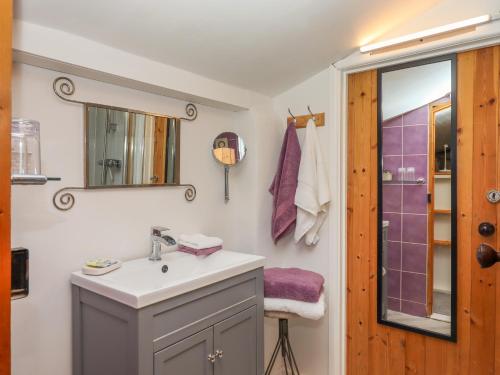 ein Badezimmer mit Waschbecken und Spiegel in der Unterkunft Sunset Cottage in Barnstaple