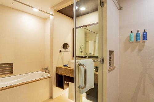 een badkamer met een douche, een toilet en een wastafel bij Jpark Island Resort & Waterpark Cebu in Mactan